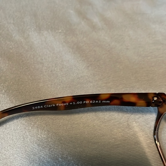 Lot of 2  reading glasses women’s 1.0 magnification 1 tortoise, 1 black - Picture 4 of 4